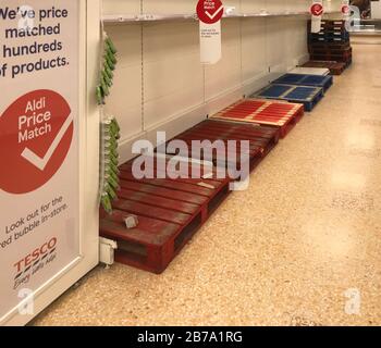 York, England, Großbritannien. März 2020. Corona Panik Beim Kauf und Leeren von Regalen im Tesco Supermarkt in Yorkshire, 14. März Stockfoto