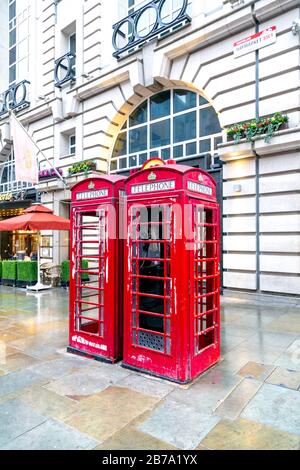 Traditioneller britischer Telefonstand vandaliert, London, Großbritannien Stockfoto