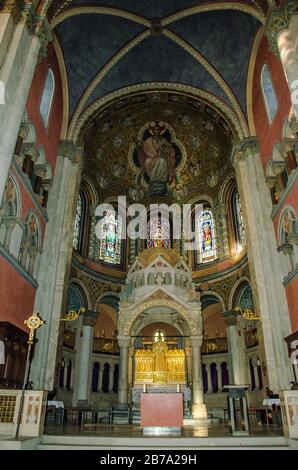 St. Benno befindet sich in München. Die große Kirche wurde in den Jahren von 1888-1895 nach Entwurf von Leonhards Romeis im Stil des Romanik Revivals erbaut. Stockfoto