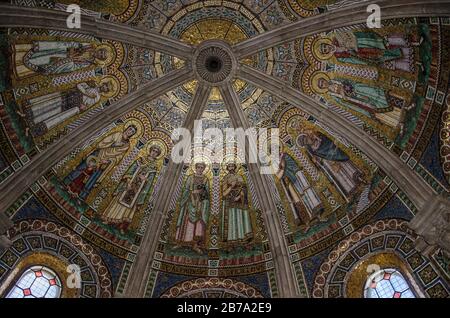 St. Benno befindet sich in München. Die große Kirche wurde in den Jahren von 1888-1895 nach Entwurf von Leonhards Romeis im Stil des Romanik Revivals erbaut. Stockfoto