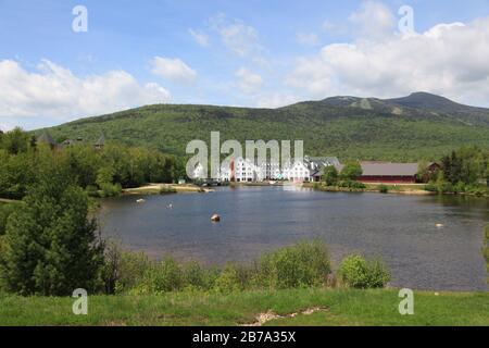 Waterville Valley, Town Square, Corcoran Pond, Mt. Tecumsehs, White Mountain National Forest, New Hampshire, New England, USA Stockfoto