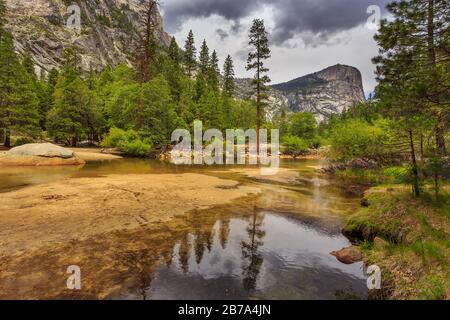 Blick auf den Tenaya Creek im Yosemite National Park, Felsen aus Granit. Sierra Nevada Mountain, Kalifornien, USA. Stockfoto