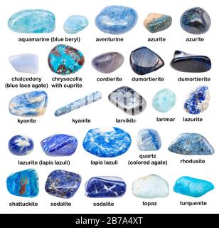 Satz verschiedener blauer Edelsteine mit Namen (Chrysocolla, Kyanit, Topaz, Turquenit, Aventurin, Aquamarin, Dumortierit, Lazurit, Sodalit, Larvikiit Stockfoto