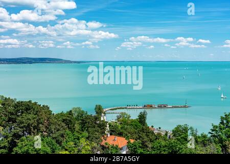 Blick von der Tihany Abteikirche am Balaton See über tihany Strand und Balatonfured Stockfoto