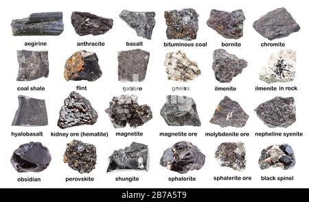 Satz verschiedener dunkler, ungeschliffener Steine mit Namen (Magnetit, Basalt, Molybdän, Obsidian, Sphalerit, Perovskit, Hämatit, Chromit, Aegirin, Shun Stockfoto