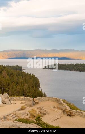 Blick auf den Sonnenuntergang vom Emerald Bay State Park Lookout in Lake Tahoe Stockfoto
