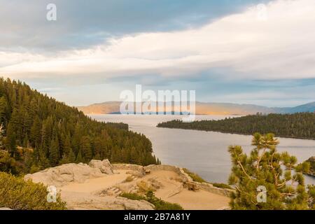 Blick auf den Sonnenuntergang vom Emerald Bay State Park Lookout in Lake Tahoe Stockfoto