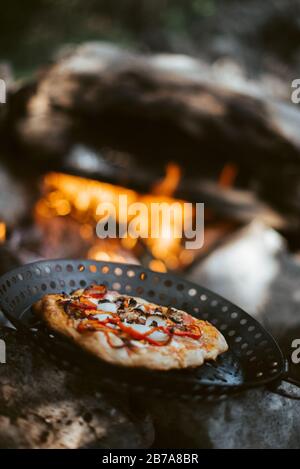 Bereit, Pizza aus Steinofen zu essen Stockfoto