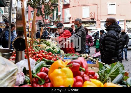 Neapel, Italien. März 2020. Menschen, die Schutzmasken und Handschuhe tragen, auf einem Markt in der Stadt Neapel, nachdem ein Regierungsdekret ganz Italien zu einem Schutzgebiet erklärt hatte, um die Kovid-19-Coronavirus-Infektion zu bekämpfen. Kredit: Unabhängige Foto-Agentur Srl/Alamy Live News Stockfoto