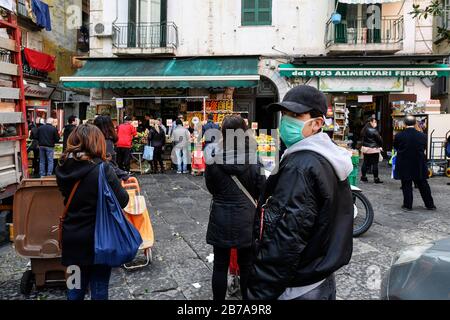 Neapel, Italien. März 2020. Menschen, die Schutzmasken und Handschuhe tragen, auf einem Markt in der Stadt Neapel, nachdem ein Regierungsdekret ganz Italien zu einem Schutzgebiet erklärt hatte, um die Kovid-19-Coronavirus-Infektion zu bekämpfen. Kredit: Unabhängige Foto-Agentur Srl/Alamy Live News Stockfoto