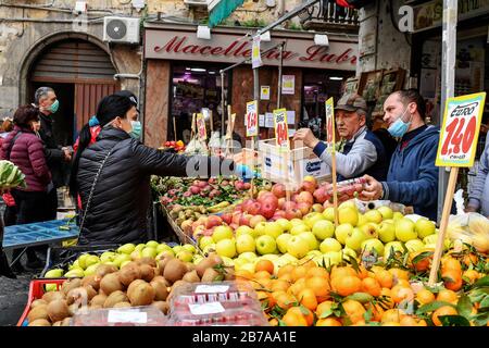 Neapel, Italien. März 2020. Menschen, die Schutzmasken und Handschuhe tragen, auf einem Markt in der Stadt Neapel, nachdem ein Regierungsdekret ganz Italien zu einem Schutzgebiet erklärt hatte, um die Kovid-19-Coronavirus-Infektion zu bekämpfen. Kredit: Unabhängige Foto-Agentur Srl/Alamy Live News Stockfoto