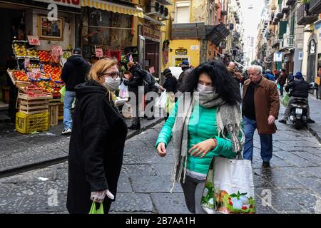Neapel, Italien. März 2020. Menschen, die Schutzmasken und Handschuhe tragen, auf einem Markt in der Stadt Neapel, nachdem ein Regierungsdekret ganz Italien zu einem Schutzgebiet erklärt hatte, um die Kovid-19-Coronavirus-Infektion zu bekämpfen. Kredit: Unabhängige Foto-Agentur Srl/Alamy Live News Stockfoto