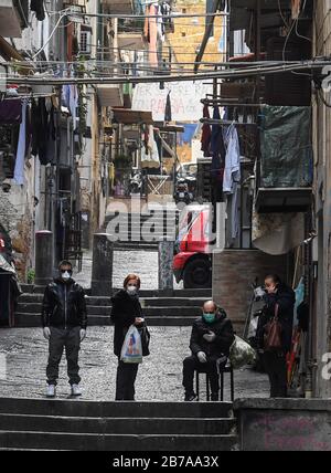 Neapel, Italien. März 2020. Menschen, die eine Schutzmaske tragen, ihre Wohnung im spanischen Viertel der Stadt Neapel, nachdem ein Regierungsdekret ganz Italien zu einem Schutzgebiet erklärt hatte, um die Kovid-19-Coronavirus-Infektion zu bekämpfen. Kredit: Unabhängige Foto-Agentur Srl/Alamy Live News Stockfoto