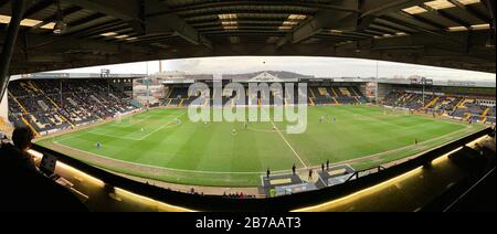 Eine allgemeine Ansicht des Spiels Kyle Wooten von Notts County feiert das erreichen des ersten Tores seiner Seite während des Spiels in der Vanarama National League in der Meadow Lane, Nottingham. Stockfoto