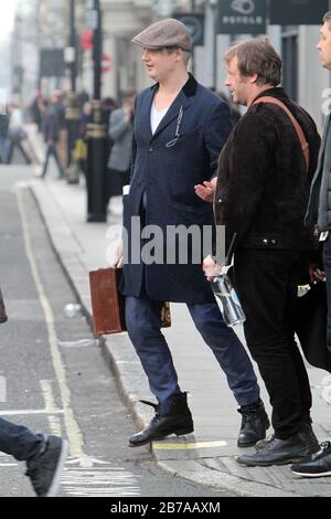 Pete Doherty schleudert in der Regents Street des West End unter den weihnachtskäufern in seiner flachen Kappe, nachdem er live auf BBC auftrat. Dezember 2016 Stockfoto