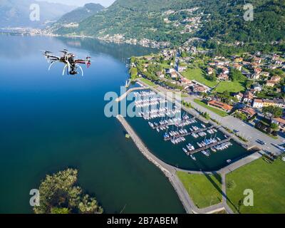 Drohne auf dem Flug in Gera-Lario - Comer See (IT) - Islet und Touristenhafen Stockfoto