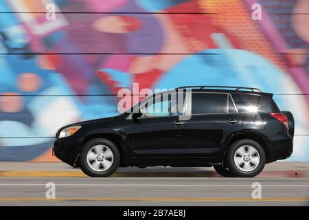 Schwarzes Auto vor Graffiti-Wand in Hollywood, Kalifornien Stockfoto