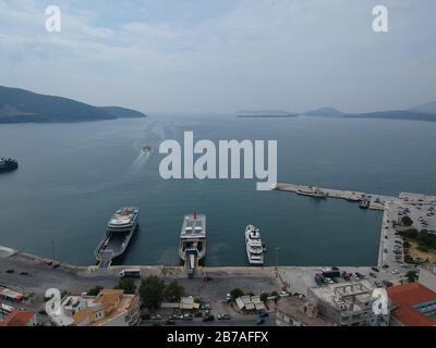 Luftbild Luxusyach ouranos und Schnellboot neben dem fährschiff von korfu im Yachthafenhafen der stadt igoumenitsa in griechenland epirus verankert Stockfoto