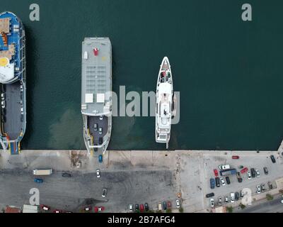 Luftbild Luxusyach ouranos und Schnellboot neben dem fährschiff von korfu im Yachthafenhafen der stadt igoumenitsa in griechenland epirus verankert Stockfoto