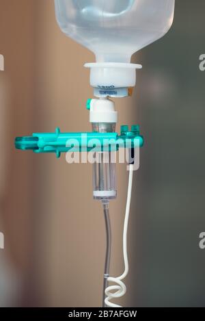 IV-Flüssigkeit, intravenös mit Natriumchlorid, das auf den Patienten im Krankenhaus angewendet wird. Stockfoto
