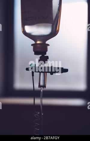 IV-Flüssigkeit, intravenös mit Natriumchlorid, das auf den Patienten im Krankenhaus angewendet wird. Stockfoto