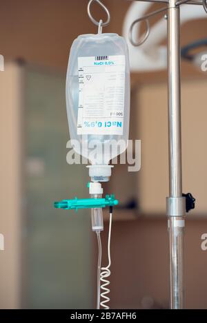 IV-Flüssigkeit, intravenös mit Natriumchlorid, das auf den Patienten im Krankenhaus angewendet wird. Stockfoto