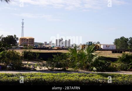 23. Februar 2020 - Kissimmee, Florida: Neubau wie vom Western Way Express in Florida aus gesehen Stockfoto