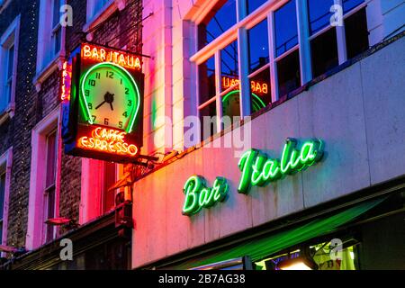 Bar Italia in Soho in der Nacht, London, Großbritannien Stockfoto