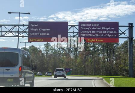 Februar 2020 - Orlando Florida: Schilder, die angeben, welche Fahrspur für Epcot, Magic Kingdom und mehr zu fahren ist Stockfoto