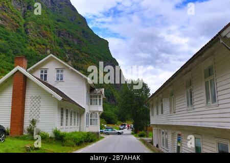 Blick auf Gudvangen-ein Dorf im Landkreis Vestland, Norwegen. Es ist ein beliebtes Touristenziel am Ende der Naerøyfjord Stockfoto
