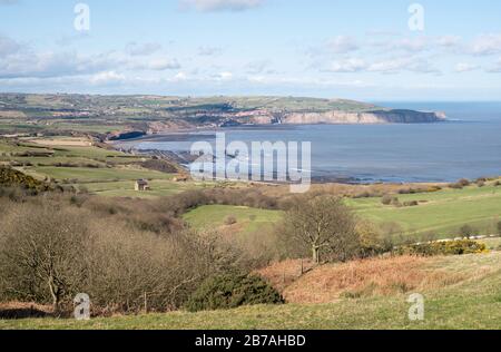 Blick in Richtung Robin Hood's Bay vom Cleveland Way bei Ravenscar, in North Yorkshire, England, Großbritannien Stockfoto