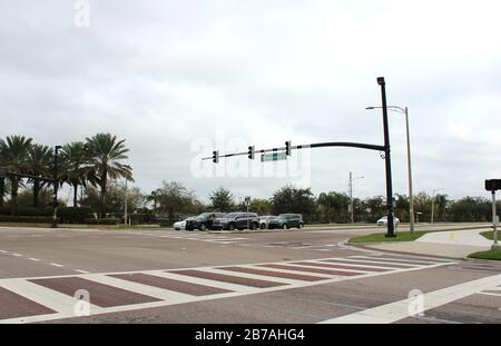 20. Februar 2020 - Orlando, Florida: Das Ende des International Drive, wo es mit Vine von den Premium Outlets überschneidet Stockfoto