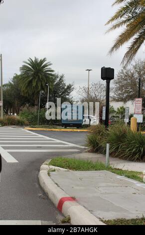 20. Februar 2020 - Orlando, Florida: Der Eingang zum Parkplatz an den Orlando Premium Outlets, bei International und Vine Stockfoto