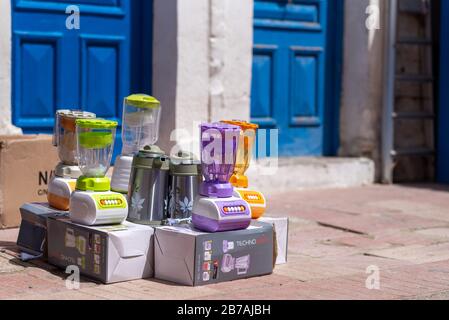 Mixer und Küchenmaschinen für den Verkauf auf der Straße, Essaouira, Marokko Stockfoto