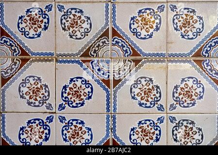 Marokkanische Wandfliesen aus Keramik in Essaouira Stockfoto