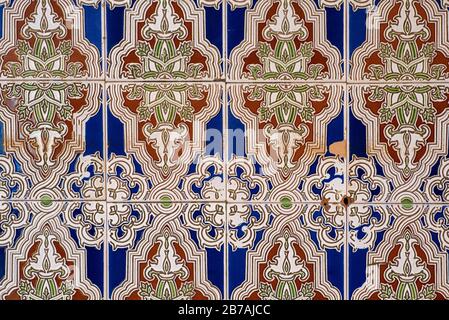 Marokkanische Wandfliesen aus Keramik in Essaouira Stockfoto