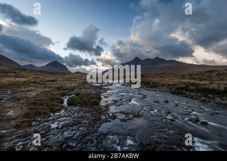 Die Fairy Pools in Glenspröde, Insel Skye sind wunderschöne Felsenpools mit kristallklarem Quellwasser, die von einer Reihe von Wasserfällen der Cuillins gespeist werden Stockfoto