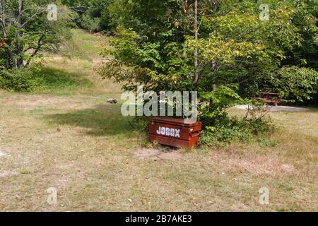 Bear Box auf dem etablierten Zeltplatz entlang des holt Trail in Orange, New Hampshire USA. Dieser Weg führt zum Gipfel des Cardigan Mountain. Stockfoto