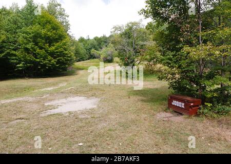 Bear Box auf dem etablierten Zeltplatz entlang des holt Trail in Orange, New Hampshire USA. Dieser Weg führt zum Gipfel des Cardigan Mountain. Stockfoto