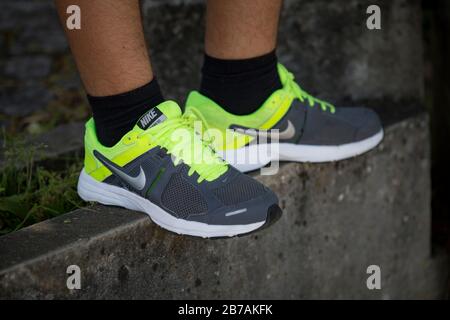 Portugal, Juni 2019:Nike Sneaker Running. Nike, multinationales Unternehmen. Isoliert im Dunkeln. Produktfotos. Stockfoto
