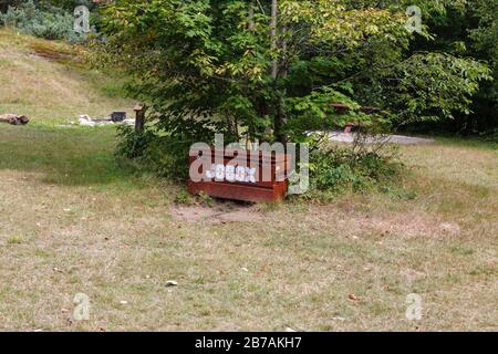 Bear Box auf dem etablierten Zeltplatz entlang des holt Trail in Orange, New Hampshire USA. Dieser Weg führt zum Gipfel des Cardigan Mountain. Stockfoto