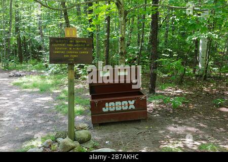 Bear Box auf dem etablierten Zeltplatz entlang des holt Trail in Orange, New Hampshire USA. Dieser Weg führt zum Gipfel des Cardigan Mountain. Stockfoto