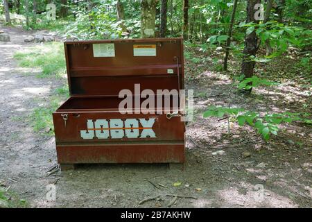 Bear Box auf dem etablierten Zeltplatz entlang des holt Trail in Orange, New Hampshire USA. Dieser Weg führt zum Gipfel des Cardigan Mountain. Stockfoto