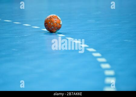 Handball-Ball auf der 9 Meter gepunkteten Linie auf dem Spielfeld Stockfoto