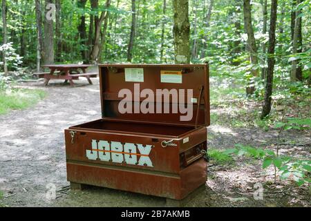 Bear Box auf dem etablierten Zeltplatz entlang des holt Trail in Orange, New Hampshire USA. Dieser Weg führt zum Gipfel des Cardigan Mountain. Stockfoto