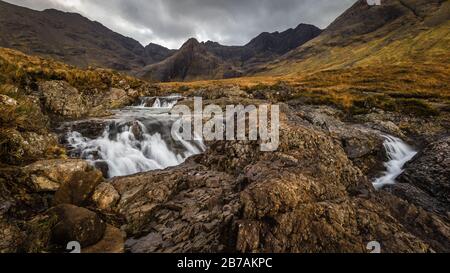 Die Fairy Pools in Glenspröde, Insel Skye sind wunderschöne Felsenpools mit kristallklarem Quellwasser, die von einer Reihe von Wasserfällen der Cuillins gespeist werden Stockfoto