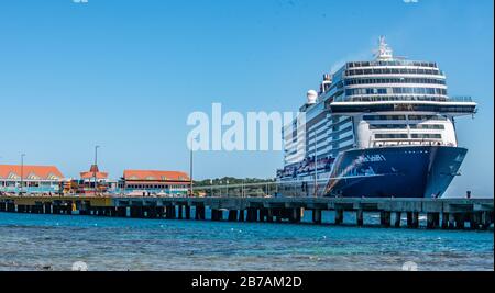 TUI Mein Schiff 1 in Roatan, Honduras 14. März 2020 ist eines der letzten Schiffe, die in den nächsten 30-60 Tagen am Hafen ankern.aufgrund von Coronavirus Stockfoto