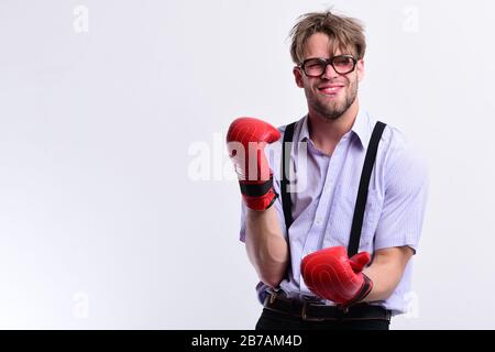 Lustiger dünner Boxermann in Brille isoliert über weißem Hintergrund, Kopierraum. Sport- und Gesundheitskonzept. Stockfoto