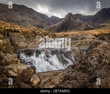 Die Fairy Pools in Glenspröde, Insel Skye sind wunderschöne Felsenpools mit kristallklarem Quellwasser, die von einer Reihe von Wasserfällen der Cuillins gespeist werden Stockfoto