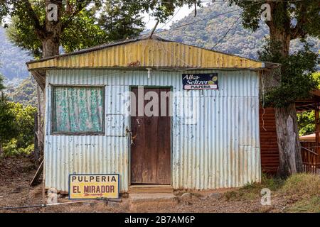 Lebensmittelgeschäft ("Pulperia") in den Talamanca-Bergen von Costa Rica neben einem Aussichtspunkt ("Mirador"). Stockfoto